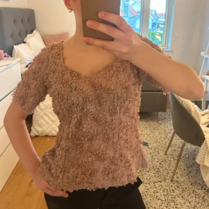 Rosa blommig topp från Ida Sjöstedt - Superfin rosa topp från Ida Sjöstedt. Jätte fint skick🩷