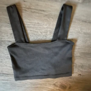 Ribbad grå linnetopp - Säljer en grå ribbad linnetopp med breda axelband. Perfekt att matcha med jeans eller kjol. I använt men bra skick. 💗
