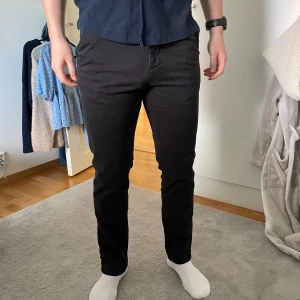 Svarta chinos  - Svarta chinos från Jack & Jones med regular fit i W31 L32. Väldigt fint skick