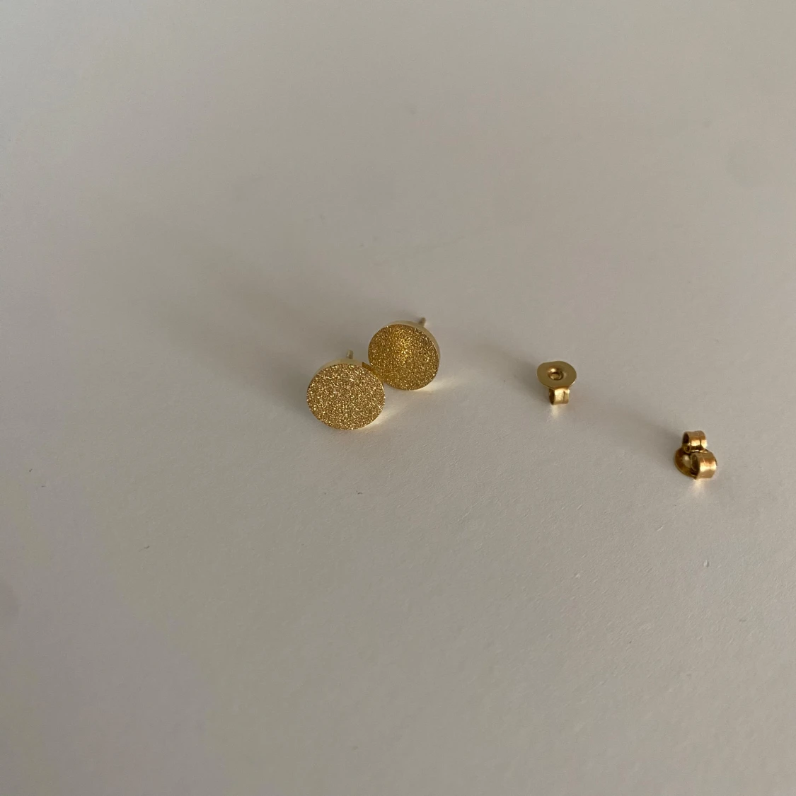 Guldpläterade runda örhängen - 3