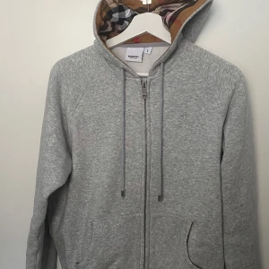 Burberry zipper - Säljer min burberry zipper för den är för liten för mig den passar kanske någon som väger 60-65kg någon som är runt 175cm själv är jag 185 cm väger 74kg den är för liten priset är ej hugget i sten. Om ni vill ha mer bilder eller info är det bara att skriva :)