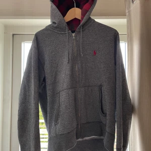 Polo Ralph lauren kofta - Tjena, säljer nu denna skit snygga tröja från polo Ralph lauren. Säljer pga att  den ej används längre tyvärr,  Tröjan är annars  i toppen skick och har inga defekter. Kom pm vid minsta fundering.
