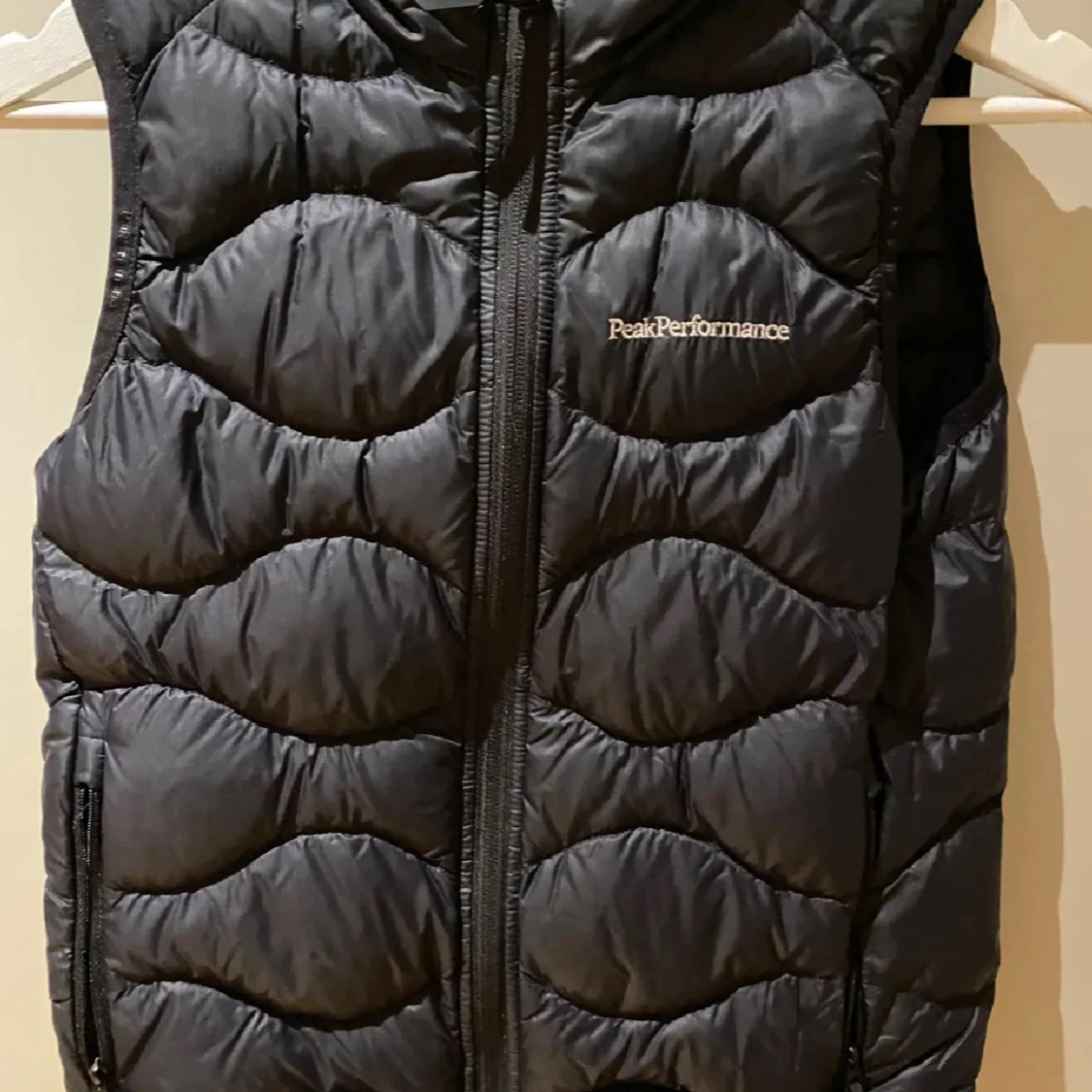 Svart dunväst från Peak Performance