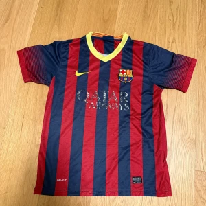 Fc barcelona retro t-shirt - Säljer min gamla fcb t shirt nu nrä jag inte använder den längre. Den är i bra skick men har tappat lite färg på trycket.