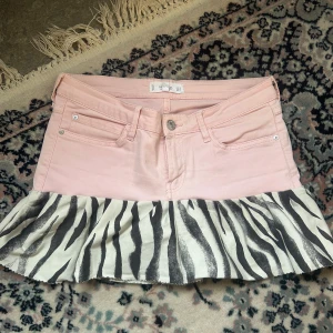 Snygg unik volang jeans kjol zebra - Snygg unik volang jeans kjol med zebra mönster . Hand sydd🩷