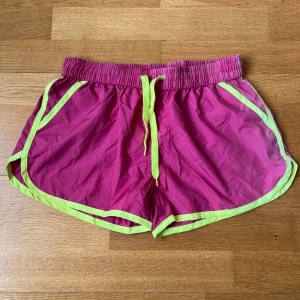Sport Shorts - Superfina shorts i stark rosa med neongula detaljer! Storlek S, men har ingen aning vad märket heter. Sköna och perfekta för sommaren eller träning. Använd en gång.💕