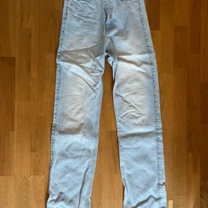 Ljusblå jeans från Weekday - Säljer ett par ljusblå jeansbyxor från Weekday i modellen Rowe storlek W25 L34. I väldigt bra skick