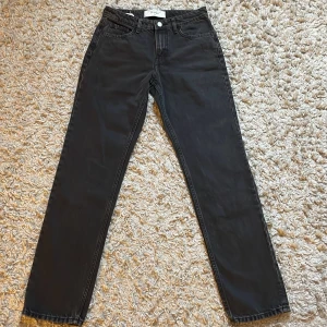Svarta straight jeans från H&M - Säljer ett par svarta jeans från H&M med rak passform. Klassisk femficksmodell med knapp och dragkedja i gylfen. Knappt använda. 