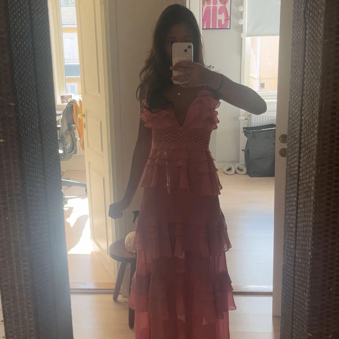 Rosa volangklänning med spetsdetalj - 1