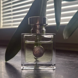 Versace Versense EDT – Fräsch, elegant och sensuell - Säljer min parfym Versace Versense, en underbar doft som för tankarna till soliga Medelhavskustens friska brisar. Doften öppnar med fräscha noter av bergamott, grön mandarin och fikonblad – och övergår sedan i ett blommigt hjärta av sjögräs, kardemumma och jasmin. Basen rundas av med träiga och myskiga toner som ger en varm och sensuell känsla. 30 ml flaskan, ungefär 3/4 kvar