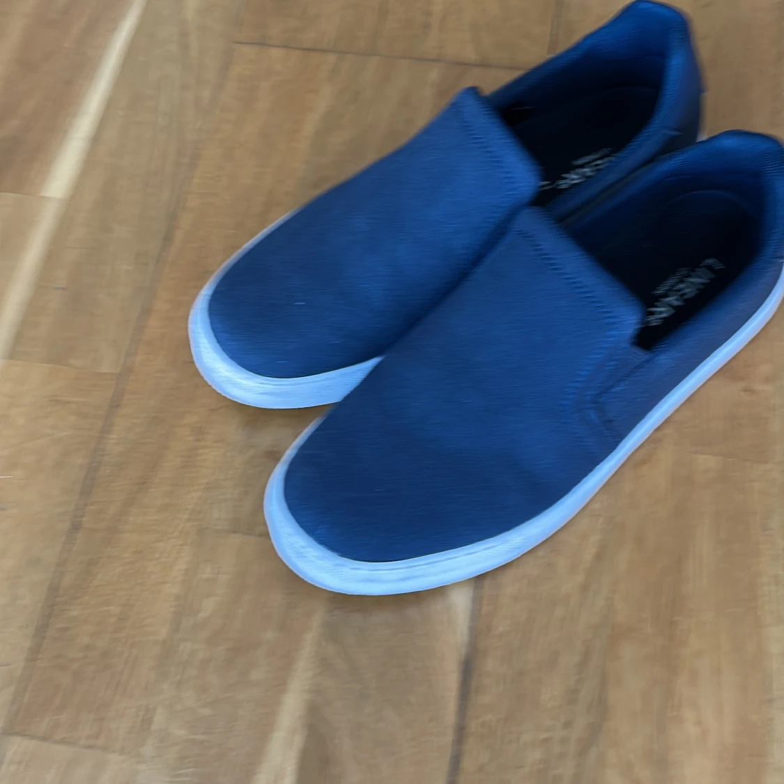 Mörkblå slip-on sneakers från Linear - 2