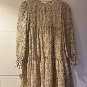 Sommarklänning - Supersöt klänning som passar perfekt till sommaren. Använd en gång 