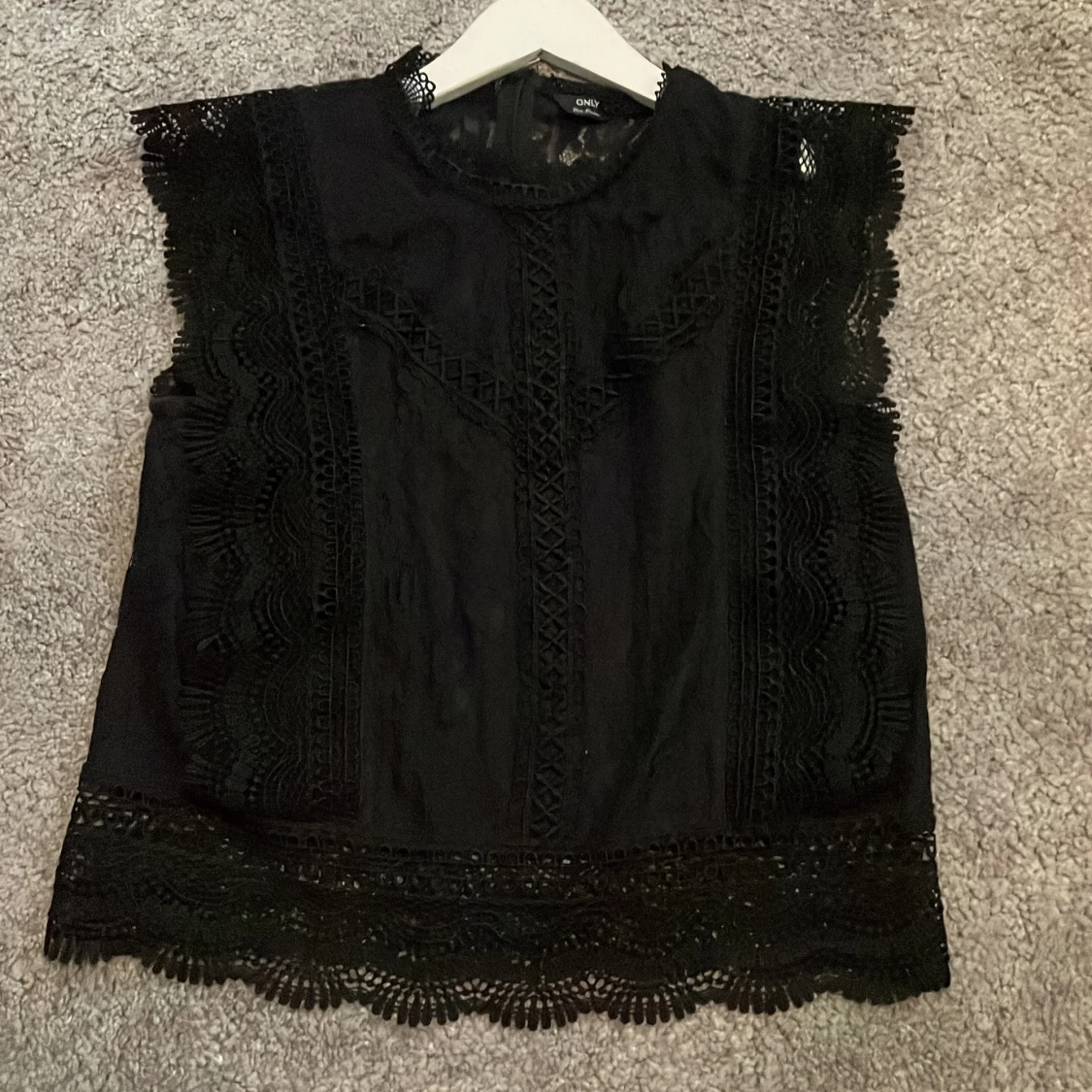 Svart spetsblus från ONLY - 1