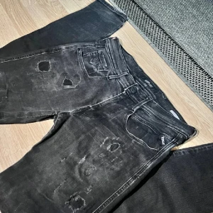 Replay Jeans - Svarta jeans med snygga slitningar! Passar perfekt till vardag och fest 🎉 Nypris ligger runt 1999kr men jag säljer för endast 699! W29 L32, passar dig som är 173-182!