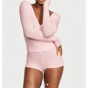 Unikt Ljusrosa Victoria secret pjamas set - Jättefint set i storlek S, men skulle nog passa XS oxå, är en del genomskinligt. (Inga bilder på) säljs inte längre. Pris är förhandlingsbart!