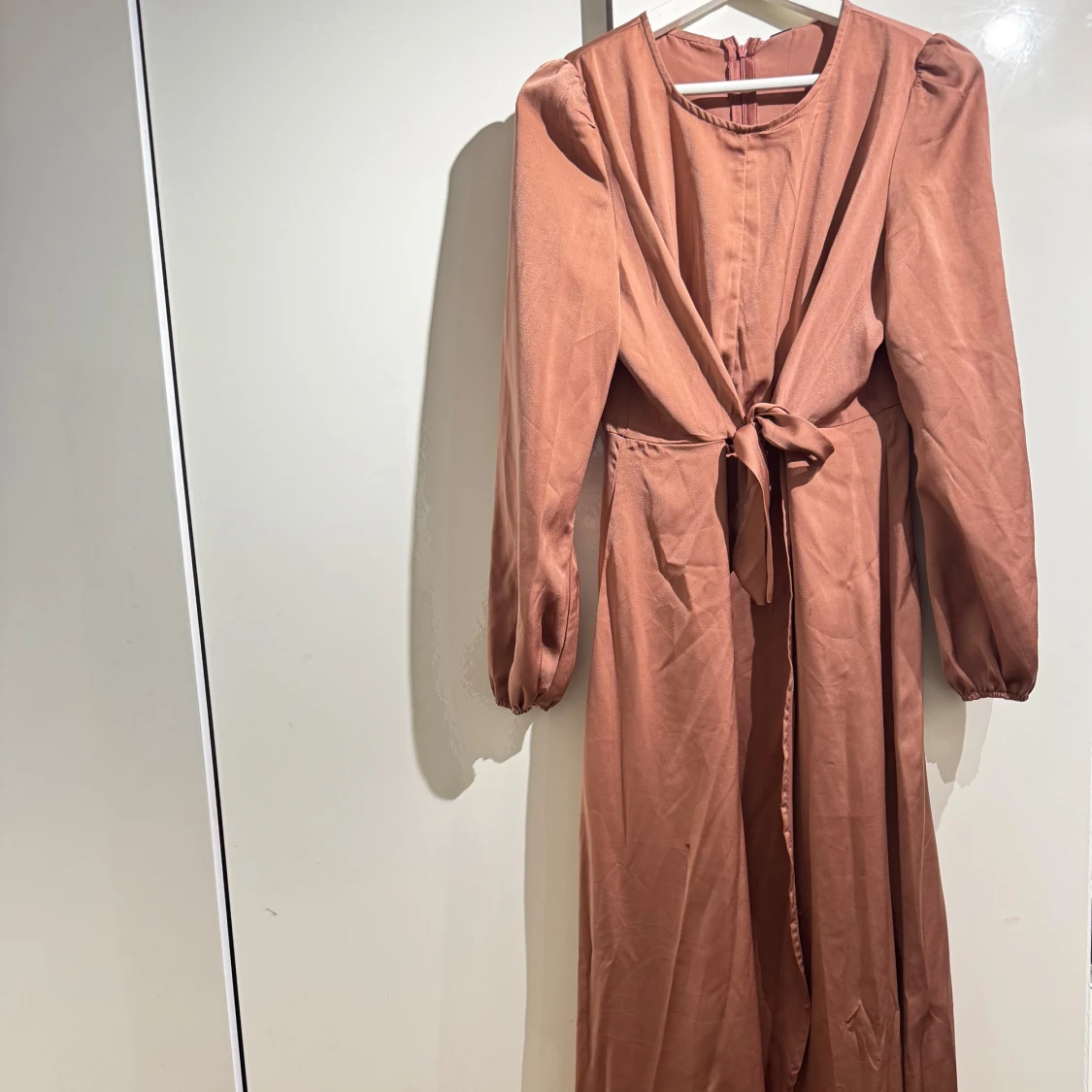 Rostbrun långklänning med knytband