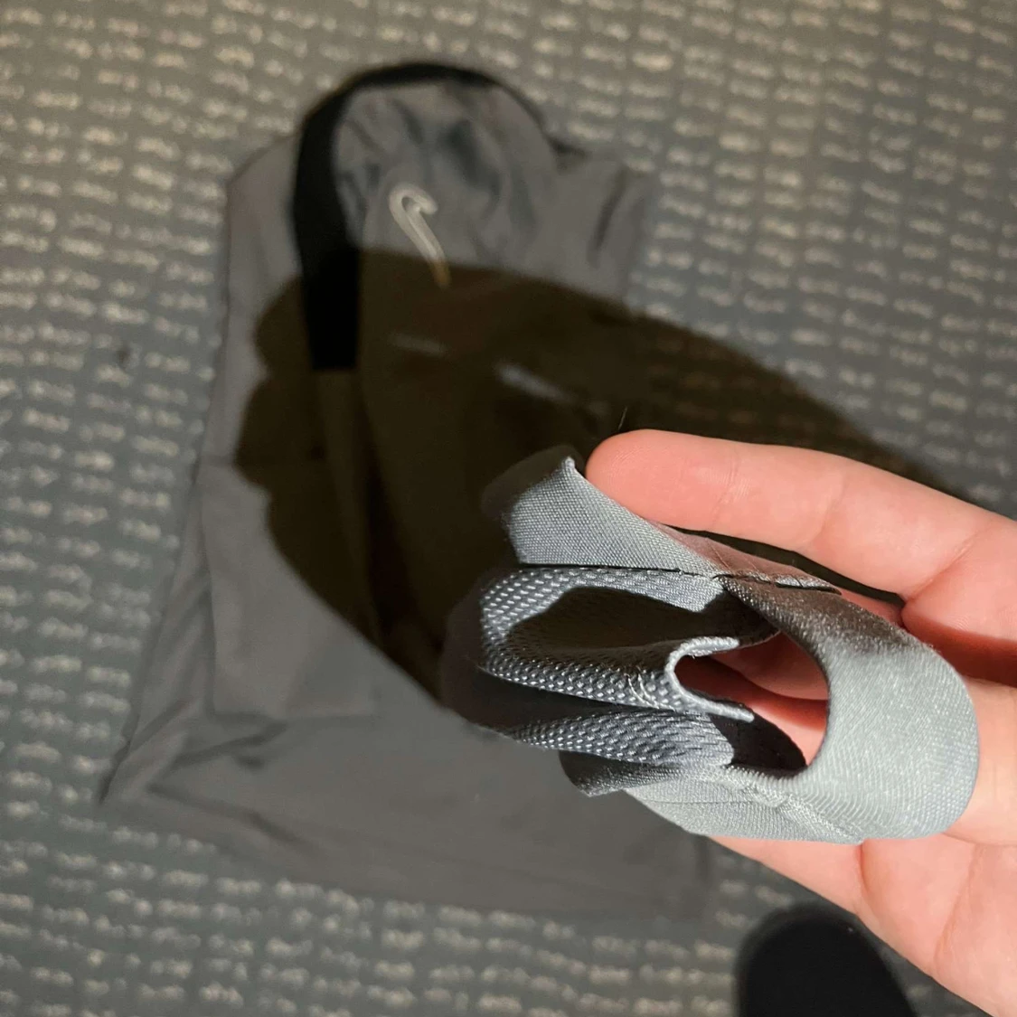 Grå träningströja från Nike med svarta detaljer - 3