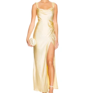 Gul balklänning  - Perfekt balklänning i satin från Runaway The Label. Säljer då jag redan har två andra klänningar. Köptes på hemsidan för 1800kr ink frakt! Skriv privat för fler bilder eller frågor🌟