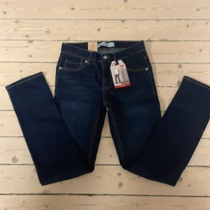 Mörkblå Levis 510 jeans - Säljer ett par mörkblå Levis 510 jeans med klassiska kontrastsömmar och femficksmodell. Jeansen har smal passform och är tillverkade i ett stretchigt denimtyg. Perfekta för dig som gillar en skinny stil. Märkeslappar och tags sitter kvar. Pris kan diskuteras. 