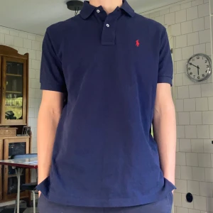 Ralph Lauren piké - Säljer nu Ralph Lauren piké på grund av att den är för stor. Pikén är i storlek S men sitter mer som M. Modellen på bilden är ca 173 och den är för stor. Priset ej hugget i sten! Skriv vid frågor och funderingar😇