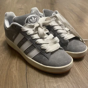 Grå Adidas Campus sneakers - Säljer ett par grå Adidas Campus sneakers i bra skick. Har ingen låda 