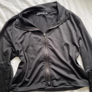 svart topp/kofta - säljer denna som kan användas som topp och kofta. Storlek XS