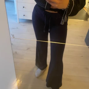 Mörkblå mjukisbyxor - Mörkblå mjukisbyxor med breda ben. Sköna och avslappnade, perfekta för chill dagar hemma. Byxorna har en loose passform och är tillverkade i mjukt material.