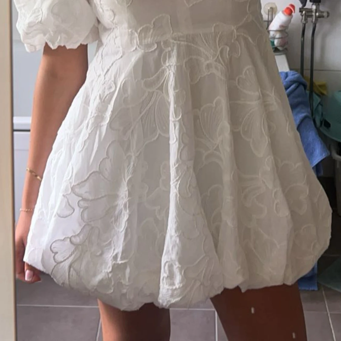 Vit kortklänning med puffärm och blommönster - 1