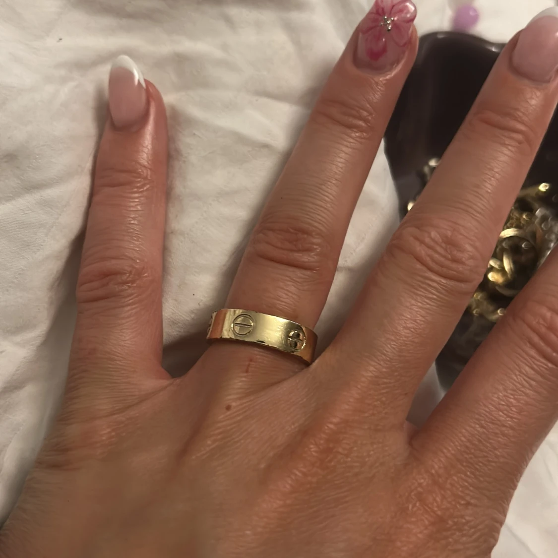 Guldfärgad ring med gravyr - 1