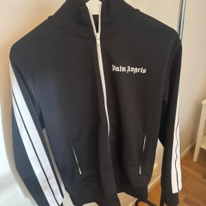 Palm angels tracksuit - Finns en fläck på ena ärmen, annars fin!  Köpt på farfetch. Storlek L men skulle säga att den sitter som en M