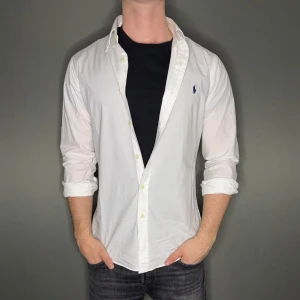 Ralph lauren skjorta - Hej säljer nu min fina Ralph lauren skjorta i storlek M. Den är i nyskick och kommer vara otroligt snygg nu i vår och framåt sommaren. Nypris cirka 1600kr! Vi kommer att sälja liknande produkter nu i vår och närmare sommar så glöm inte följa profilen!🌊🍾