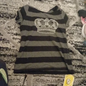 T-SHIRT  - Jätte fin t-shirt storlek 140