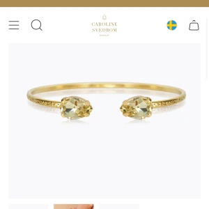 Caroline Svedbom armband!  - SUPERSNYGGT CarolineSvedbom armband, ”petite drop bracelet”, färg guld/ jonquil! 🤍nypris 695! bra skick förutom på sidorna av diamnten där den tappat lite färg/ rostat men syns ej enbart på mycket nära håll (se sista bild), därav lägre pris, hälften av nypriset! 🤍