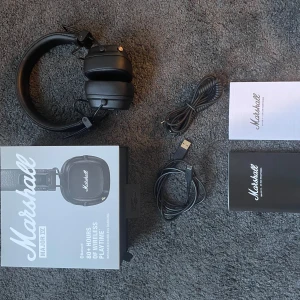 Marshall Major IV - Mashall hörlurar major IV. Original förpackning, sladdar och instruktioner medföljer. Använda nån enstaka gång. Toppskick och jätte fräscha! Inga defekter. Säljer då jag inte va bekväm med denna sorten av hörlurar 