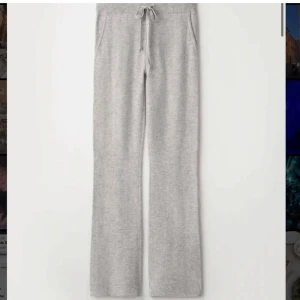 Soft Goat mjukisbyxor - Superbekväma grå mjukisbyxor ”straight pant” från Soft Goat i 100% cashmere. Nypris 2 300kr. Aldrig använda, endast testade. Storlek S men stretchiga så passar flera storlekar. Kan skicka fler bilder vid intresse! 