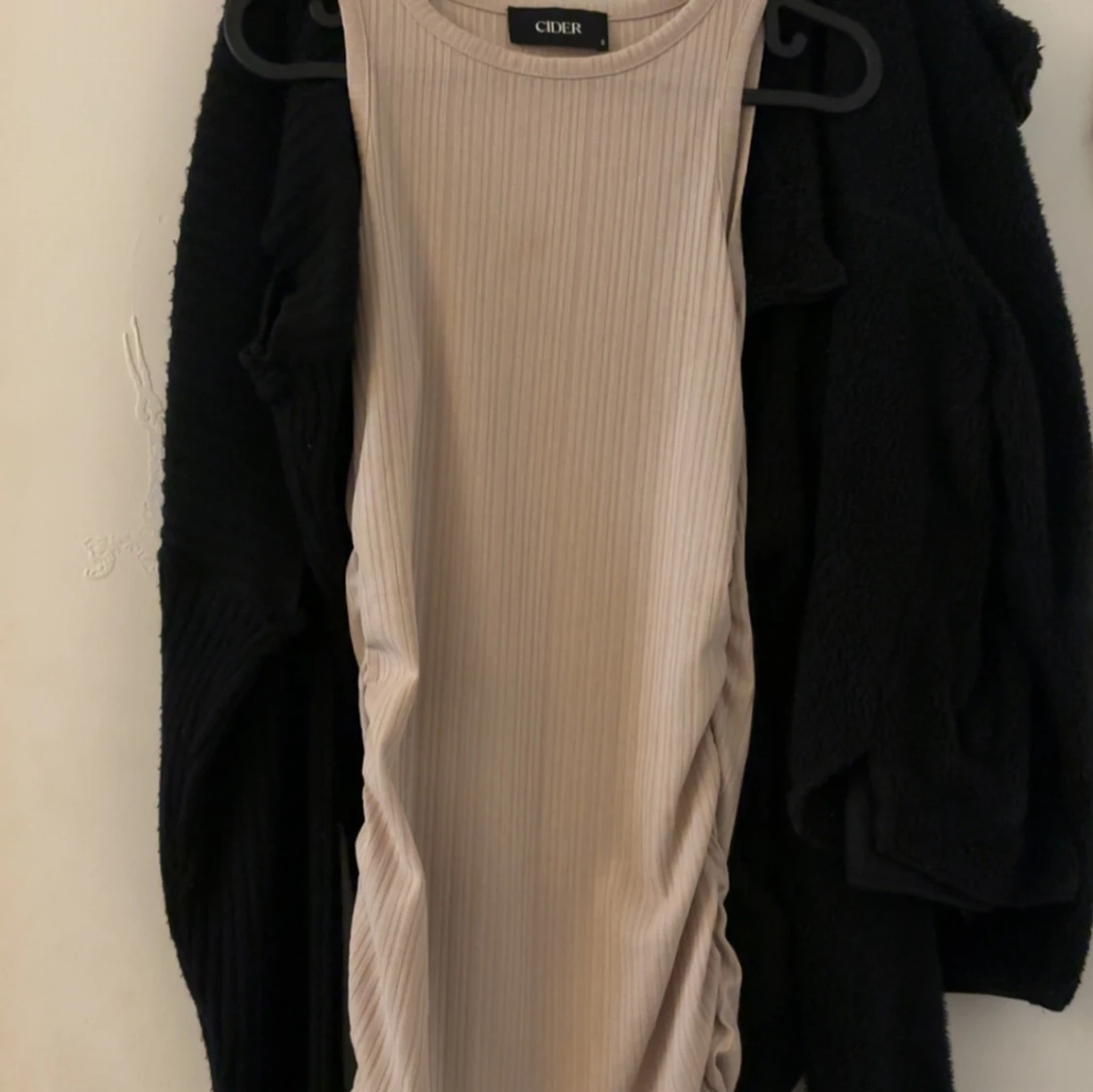 Beige ribbad ärmlös klänning från Cider