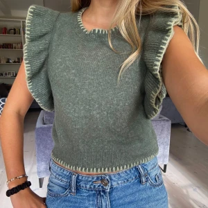 Grön stickad topp med volangärmar från Zara - Superfin grön stickad topp från Zara💘