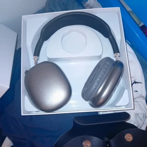 AirPod Max - Säljer dessa helt nya Hörlurarna! dem har Bluetooth och ljudet är som priset, förvänta dig inte samma ljud som originala men ändå bra för priset. Dessa är inte autentiska ifall det inte syns på bilderna, priset går att diskuteras. Ifall du har några frågor alls är det bara att skriva!
