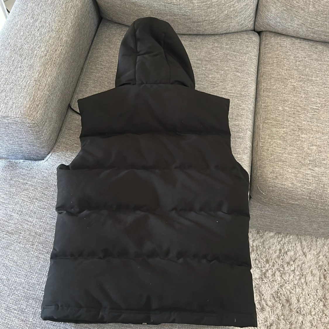 Svart pufferväst med huva från Superdry - 3