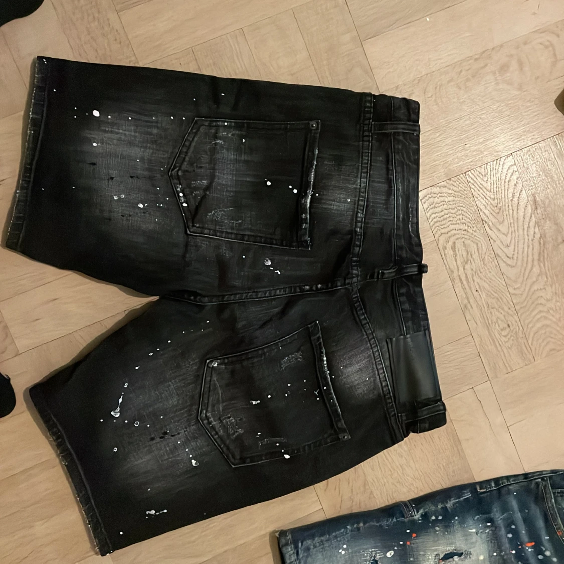 Mörkblå och svarta jeansshorts med färgstänk - 1