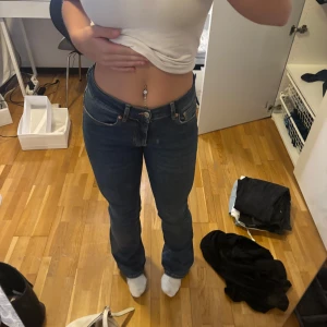 Blå jeansbyxor med normal passform - Säljer ett par klassiska mörkblå jeansbyxor med normal passform, ett par byxor från Gina trico  som är boot-cut ( utsvängt där nere ) Det är mid-waist på jeansen och dom är i storlek 36. Byxorna har fem fickor, bälteshällor och knappgylf. Perfekta till vardags och lätta att matcha med olika toppar.⭐️⭐️ Säljer för dom ej kommer till användning av mig:) 💞
