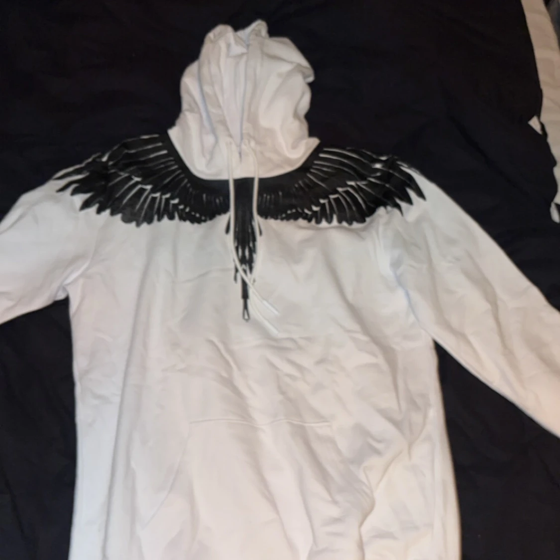 Vit marcelo burlon hoodie. Helt Ny