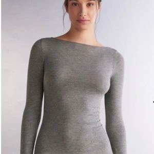 SÖKER BYTE - Hej skriv till mig om ni vill byta eran intimissimi tröja i svart/ mörkblå mot min gråa tröja. Jag har  endast användt min 2 gånger. STORLEK S!❣️💗