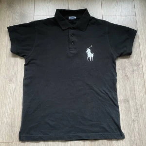 Ralph Lauren Piké - Säljer en svart pikétröja från Ralph Lauren. Storlek small men passar M