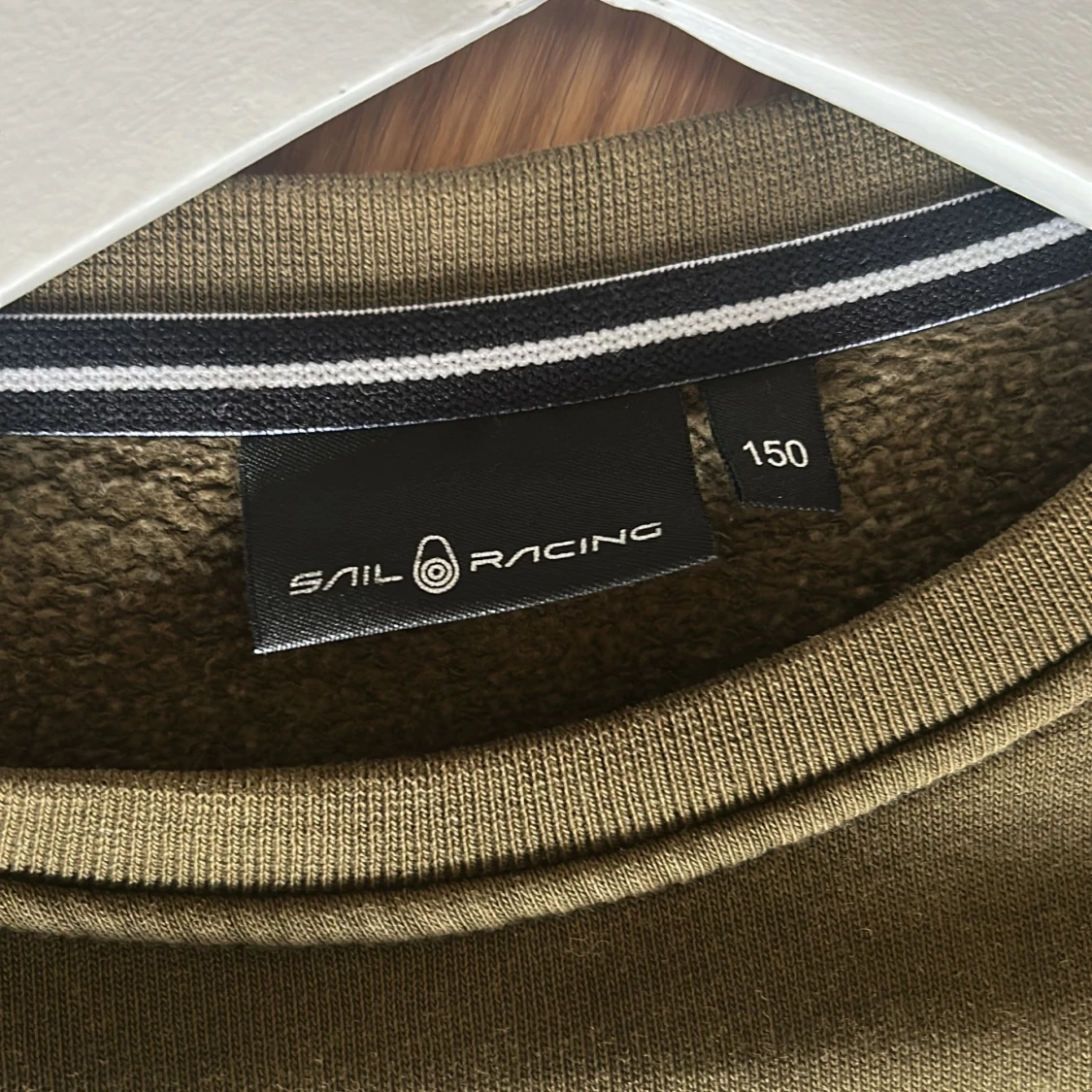 Olivgrön sweatshirt från Sail Racing - 2