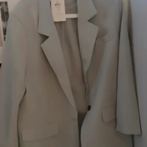 Helt ny kavaj, ljusblå  - Super snygg och helt ny kavaj strl 40