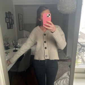 Beige kofta i ull och kashmir - Skitsnygg kofta från HM i storlek S. Liten fläck på framsidan som säkert går bort i tvätten och  lappen har lossnat lite annars i bra skick. 