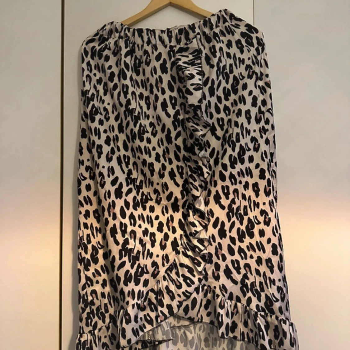 Leopardmönstrad kjol med volang