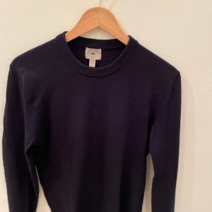 H&M Kashmir merinoull blend crewneck  - Kashmir merinoull crewneck i toppen skick 9/10. Storlek XS. Färgen är blå. Nypris 500kr. Pris kan diskuteras 