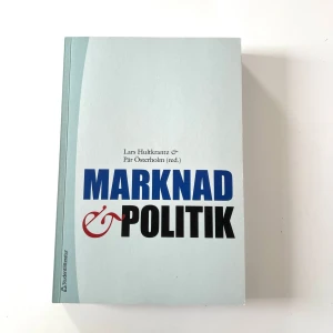 Marknad & Politik studentlitteratur - Boken 'Marknad & Politik' är skriven av Lars Hultkrantz och Pär Österholm. Boken är tryckt av Studentlitteratur och är en kursbok inom ekonomi och samhällsvetenskap. Nypris 439kr.